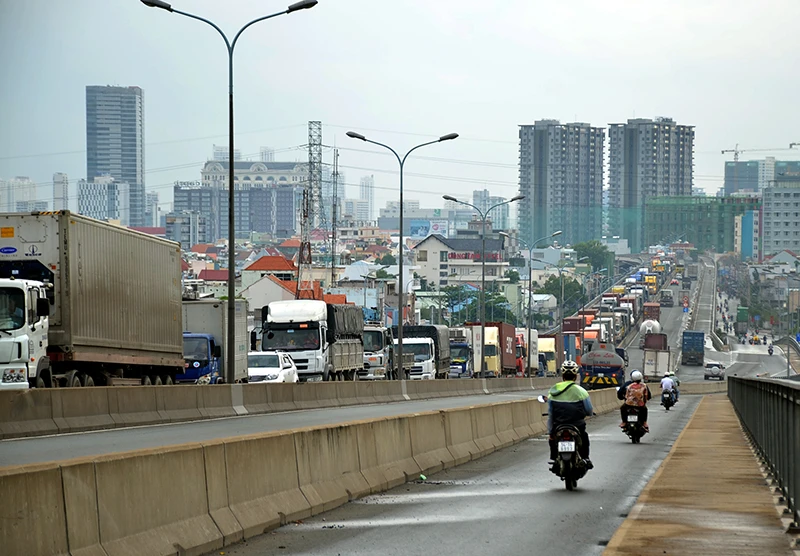 Hàng ngàn phương tiện ùn ứ, kẹt cứng trên cầu Phú Mỹ do va chạm giữa xe container và ô tô 